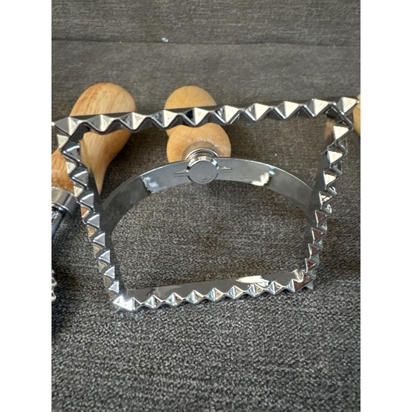 Ravioli Stamp Set of 4 Ravioli Maker Cutter with Wooden Handle - Picture 4 of 7